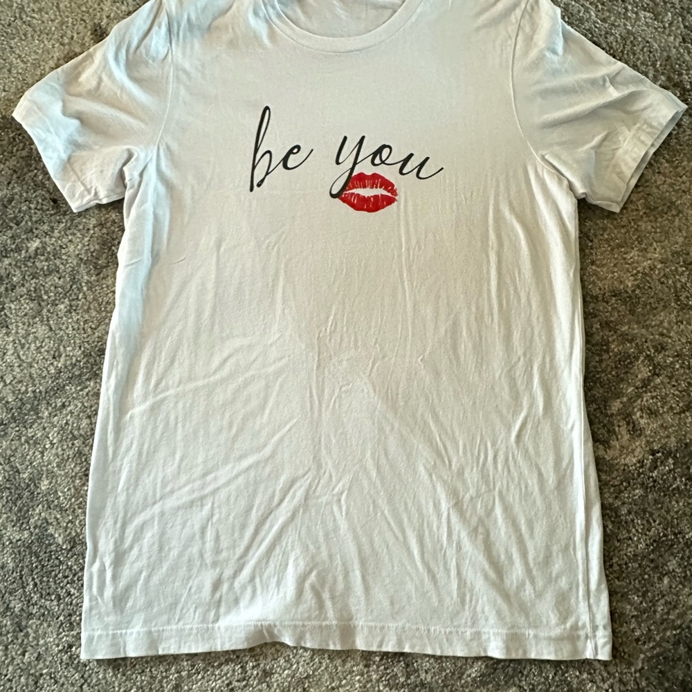 Bella Canvas White Graphic Tee with Red Lip Print Sz l
